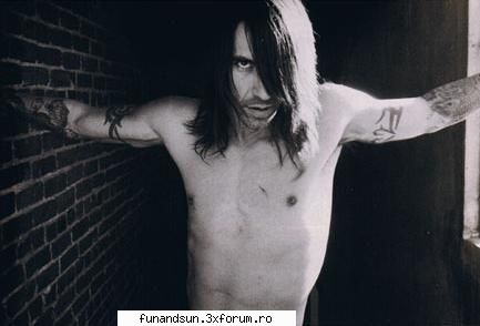 Red Hot Chili Peppers - Hello!Cei de la RHCP sunt idolii mei.Va place cum - Vedete!